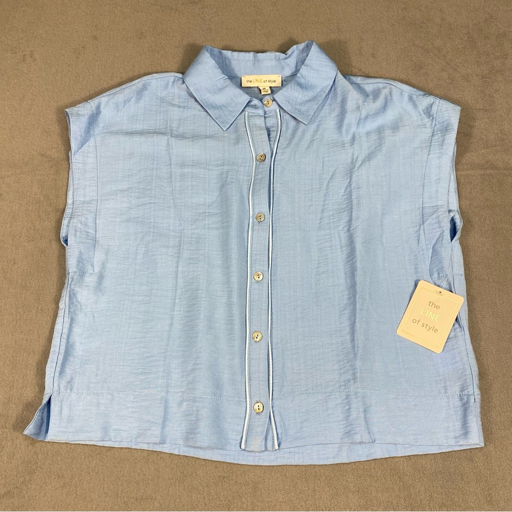 The LINE of style Women’s Light Blue Sleeveless Button-Up Crop Shirt, size M